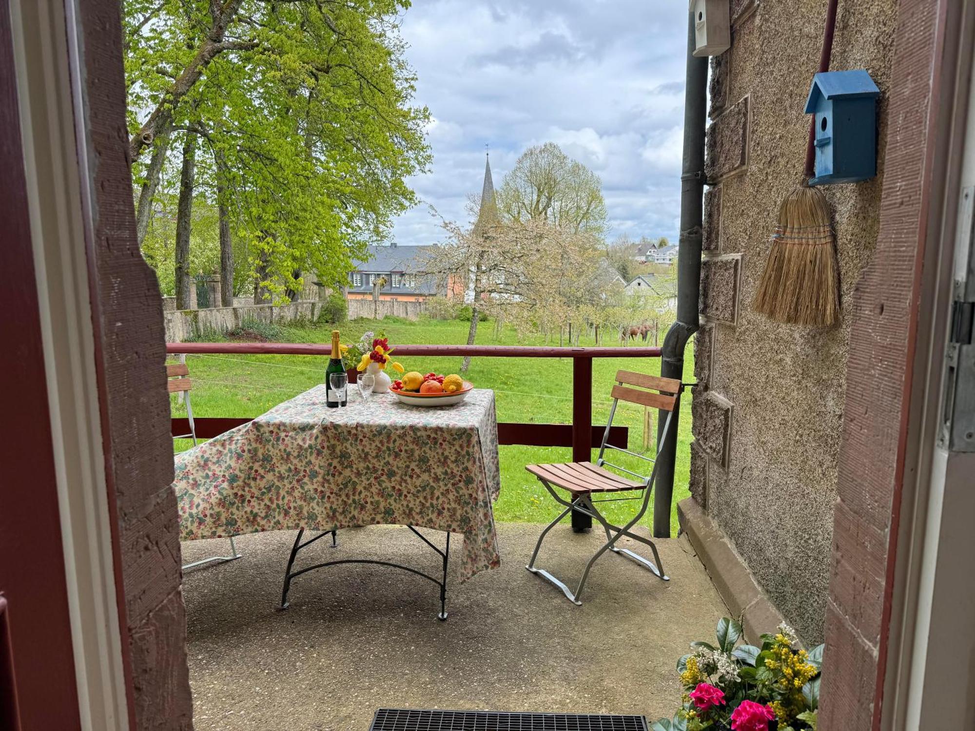 L' Extravagante Im Garten Von Schloss Schmidtheim Luaran gambar